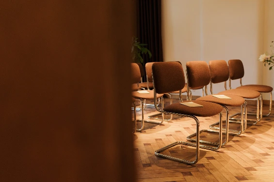 Karaktervol interieur van Moment, een design vergader- en eventlocatie in een authentiek art deco pand nabij Kortrijk. Een inspirerende omgeving waar schoonheid, rust en professionaliteit samenkomen.