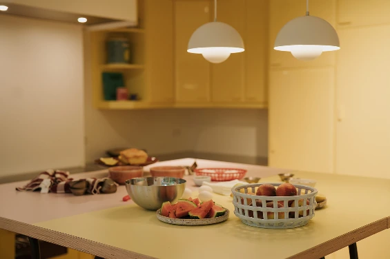 Keuken en bijkeuken/atelier zijn toegankelijk voor workshops en creatieve momenten.