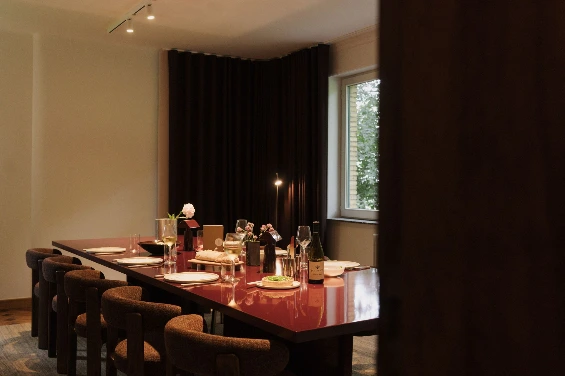 Karaktervol interieur van Moment, een design vergader- en eventlocatie in een authentiek art deco pand nabij Kortrijk. Een inspirerende omgeving waar schoonheid, rust en professionaliteit samenkomen.