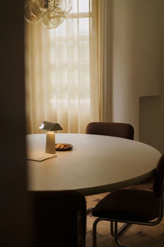 Inspirerende vergaderruimte bij Moment, een unieke vergaderlocatie nabij Kortrijk. Onze stijlvolle meeting rooms combineren design, comfort en moderne faciliteiten voor vergaderingen, workshops en teamdagen.